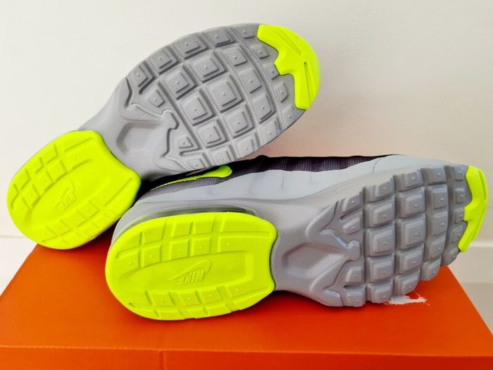 Nike Air Max Invigor size UK 5.5