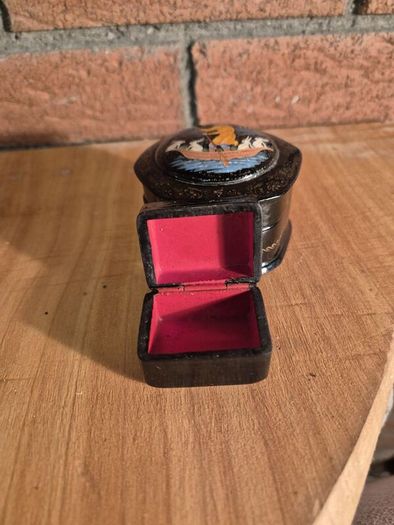 russian lacquered boxes