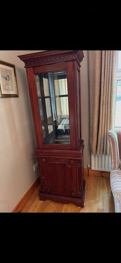 Mahogony table, 8 chairs, mahogony display cabinet