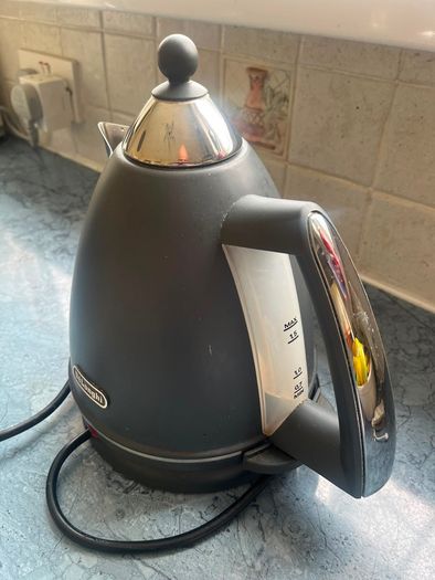 kettle and toaster - Delonghi