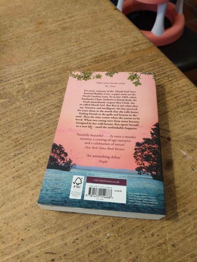 Paperback book, Where the crawdads sing, Delia Owens