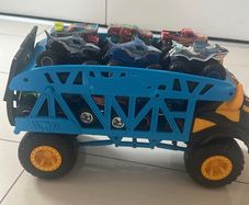 Hot wheels loading truck with 12 hot wheels cara