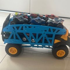 Hot wheels loading truck with 12 hot wheels cara