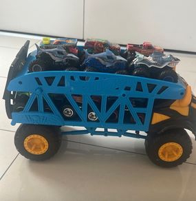 Hot wheels loading truck with 12 hot wheels cara