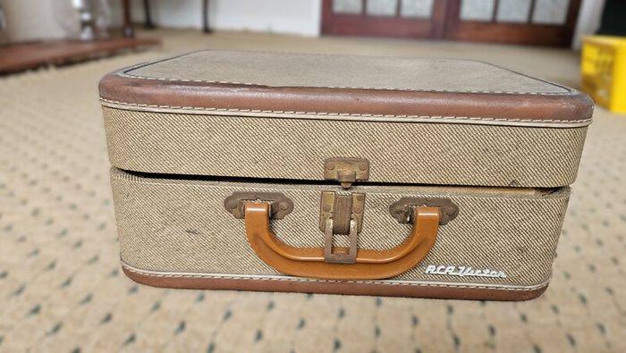 RCA Victor Victrola portable suitcase tube phonograph turntable records 1950s