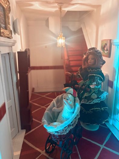 Stunning approx 140cm high 4 story extra large Georgian dolls house with contents, servants quarters and separate garage