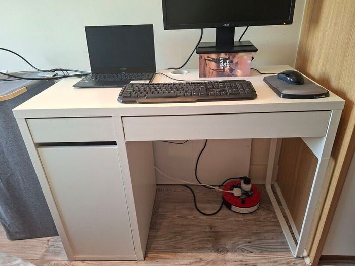 Desk aprox 1 metre x 60 cm