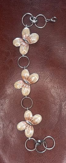 Vintage jewelry is sold individually for 5 to 10 euros
