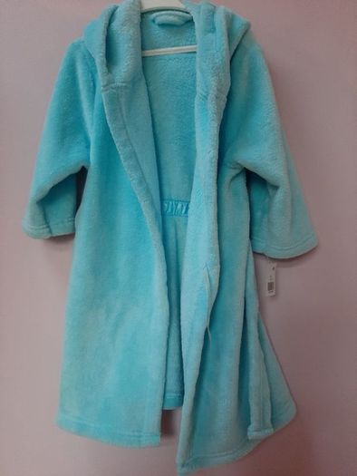 new childs dressing gown 5/6 yrs tag attached