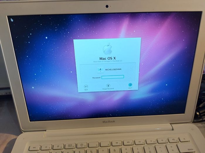 Vintage Apple MacBOOK, account password locked, in excellent cosmetic condition, excellent Battery