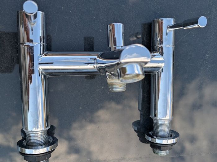 Bath mixer taps