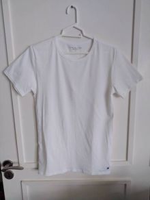 Tommy Hilfiger t shirt ladies size medium in excellent condition and never worn FREE STANDARD POSTAGE INCLUDED