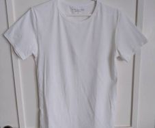 Tommy Hilfiger t shirt ladies size medium in excellent condition and never worn FREE STANDARD POSTAGE INCLUDED