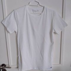 Tommy Hilfiger t shirt ladies size medium in excellent condition and never worn FREE STANDARD POSTAGE INCLUDED