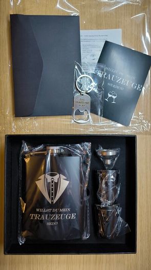 Groomsman Gift Set: Hip Flask, Cups & Funnel (Willst Du Mein Trauzeuge Sein?)