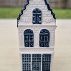 Delft Blue ceramic miniature house for KLM