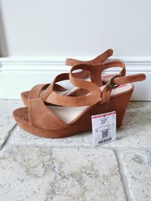 Tan wedge