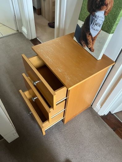 chest of drawers/bedside cabinet