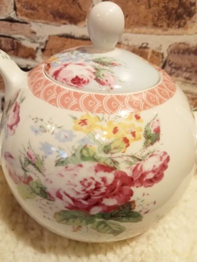 Victoria and Albert Museum Teapot and sugar bowl
