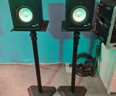 studio monitor + stands