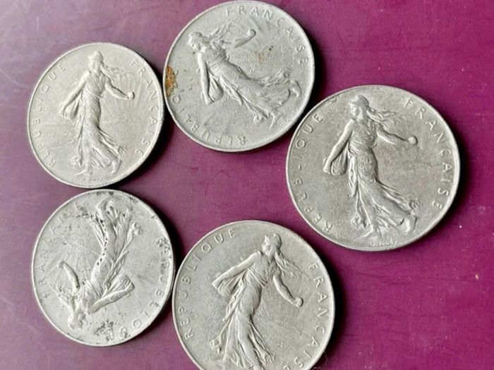 Vintage 1960-90s French Franc Coin Lot Mixed Denominations (10 1, and 1/2 Francs)
