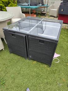 garden furniture table and chairs