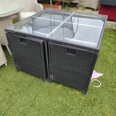 garden furniture table and chairs