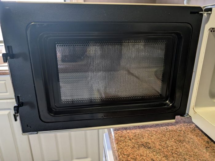 Cream Russell Hobbs 700W Microwave