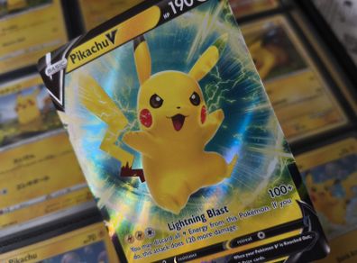 Pikachu V ! Sword and Shield Promo ! 2022 ! Pokemon Card !
