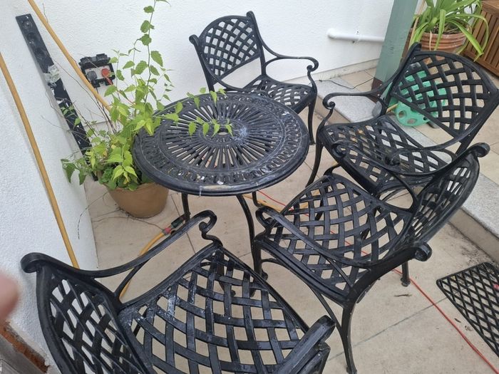 Solid Cast Iron Garden furniture Table & 4 chairs