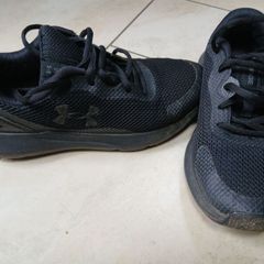 Under Armour school runners black 5 kids