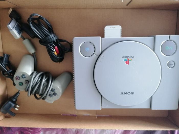 playstation 1 in great condition plus controller and 3 vintage games