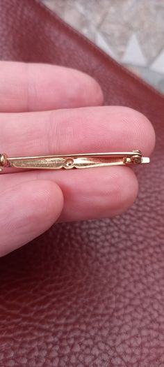 Vintage jewelry is sold individually for 5 to 10 euros
