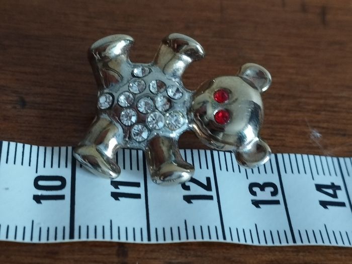 Cute bear brooch with rhinestones.