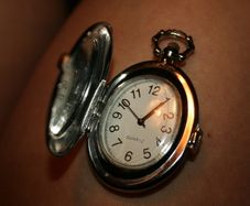 Women's Oval Shaped Vintage Alloy Quartz Analog Pocket Watch 6cm x 3,5cm