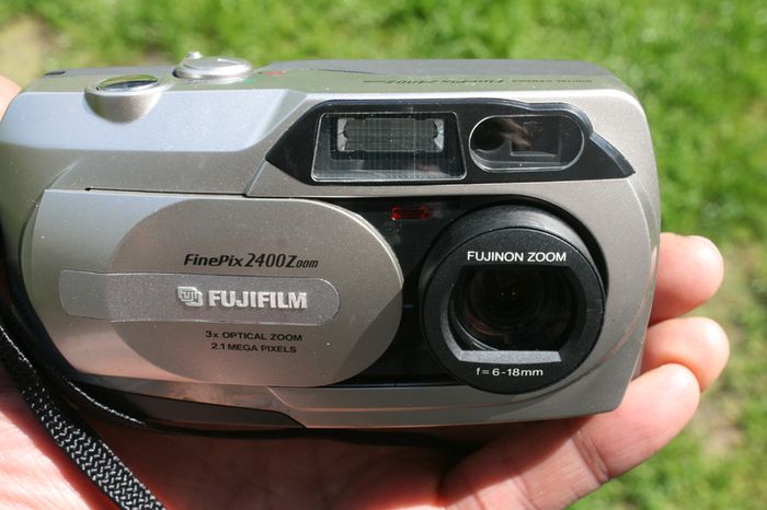 Fujifilm FinePix 2400 Zoom 2.1MP Compact Digital Camera Silver Tested