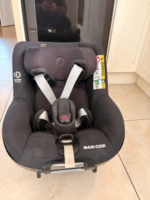 Two MaxiCosi Pearl 360 Car Seats plus two 360 ISOFIX base