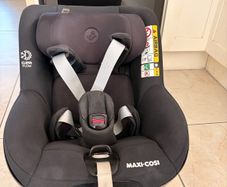 Two MaxiCosi Pearl 360 Car Seats plus two 360 ISOFIX base