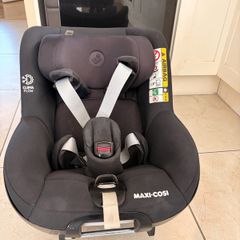 Two MaxiCosi Pearl 360 Car Seats plus two 360 ISOFIX base