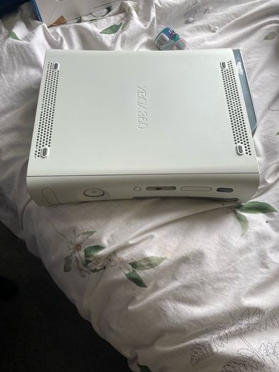 Xbox 360 White 60GB bundle - Working Console, Wi-Fi Adapter; 8 Games which includes Red Dead Redemption (No Controllers)