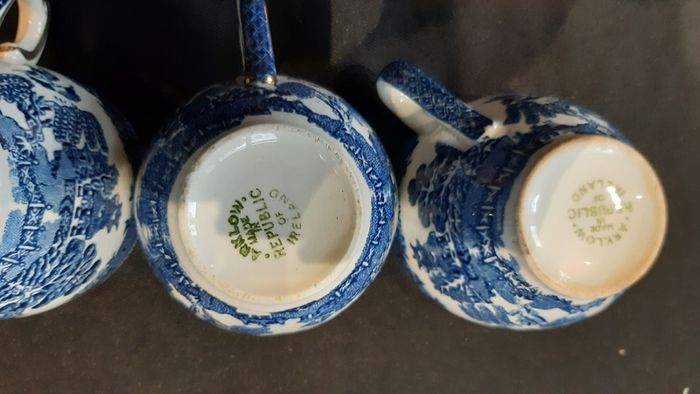 20 piece Arklow Pottery Blue Willow pattern tea set