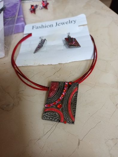 Costume  Necklace & Matching  Earrings.  Length  - 7"..