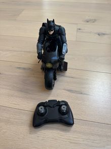 DC Comics, The Batman Batcycle RC with Batman Rider Action Figure