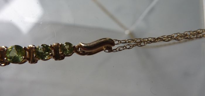9ct Gold Graduated Peridot Pendant Necklace. 16 inch Chain Hallmarked 375