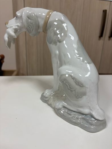 Vintage porcelain hunting dog figurine with a bird in its mouth, made by D'Art SA in Spain