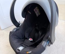 Besafe IZI Go X1 Baby seat and Isofix base