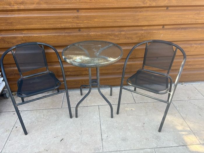 Small glass top garden table and x2 metal frame chairs