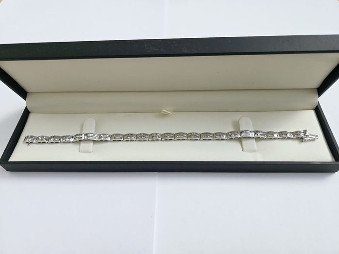 Brand New 10ct White Gold Diamond Tennis Bracelet