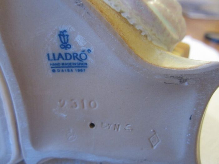 Lladro  figurine ....chit chat