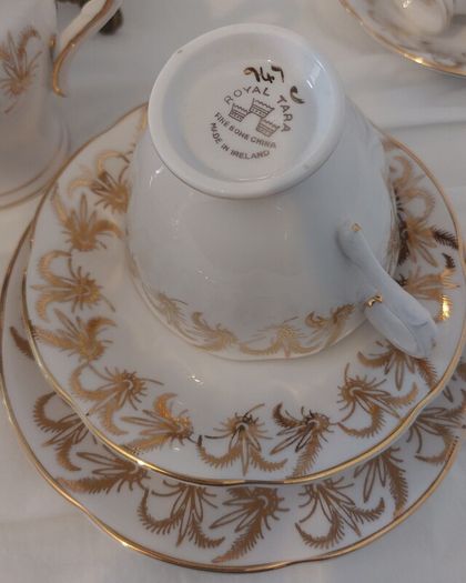 Fabulous Vintage Royal Tara Fine Bone China 14 Piece Breakfast Teaset for Four in a Beautiful Gilt Feathery Repeat Pattern, no. 947